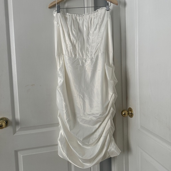 EMMALYN - WHITE SATIN CORSET STRAPLESS DRESS - Picture 1 of 8